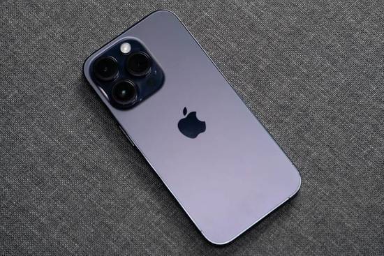 黄牛诉苦苹果iPhone 14倒贴100元出；新固态锂金属电池3分钟充满电